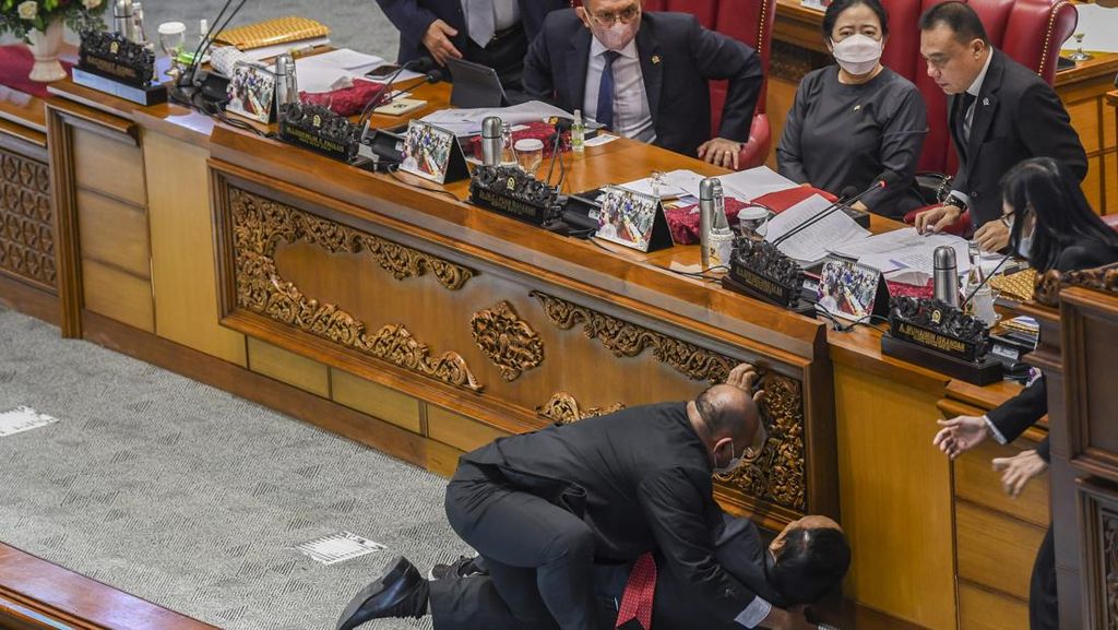 Momen Wakil Ketua Banggar DPR Terjatuh Saat Rapat Paripurna